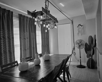 Flamingo Place - One block to Lauderdale Marine Center - 3 bedroom - 2 bath - King bed - פורט לודרדייל - חדר אוכל