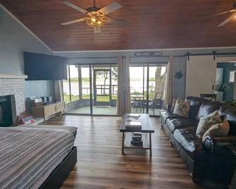 Cottage w/ marsh view and dock, 10-15 min to beach - Yulee - Wohnzimmer