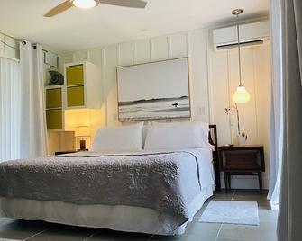 The Quarterdeck Cottage~boat Dockage Available Directly Across The Street - Bokeelia - Habitación