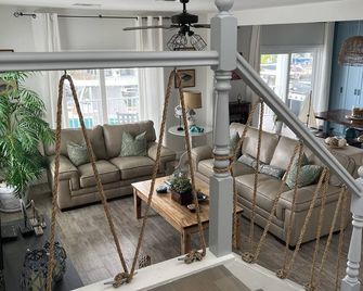 Happy Place Key Largo - Waterfront Vintage Coastal Cottage - Key Largo - Wohnzimmer