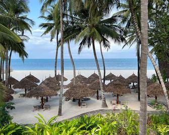 Pinewood Beach Resort and Spa - Mombasa - Beach
