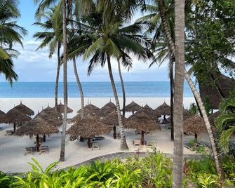 Pinewood Beach Resort and Spa - Mombasa - Strand