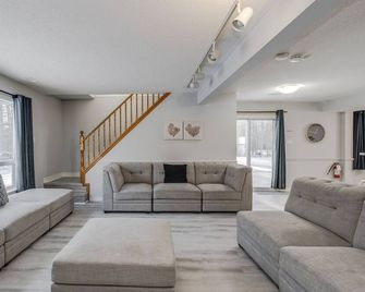 3-Min Walk to Sandy Beach | 3br Georgian Bay Cottage | Fire Pit + Bbq! - Penetanguishene - Living room