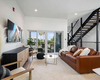 Modern & Gorgeous Rooftop City Views & Close to the Best of Everything in SA! - San Antonio - Sala de estar