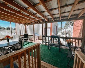 Your Small Town Getaway-Alex Lane Fairytale Stay - Murphysboro - Balcón