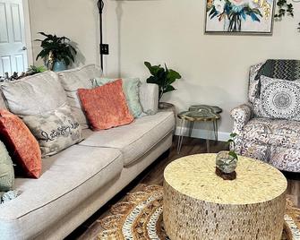 5 minutes from Beaches and the Redwoods - McKinleyville - Living room