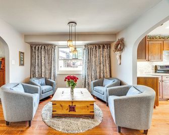 1 Mi to Attractions: Getaway w/ Mtn Views! - Colorado Springs - Living room