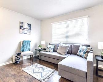 Great for a staycation, or work-from-home alternative - Kansas City - Living room