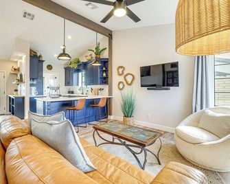 1 Mi to Grand Ave: Modern Home w/ Spacious Yard! - Phoenix - Sala de estar