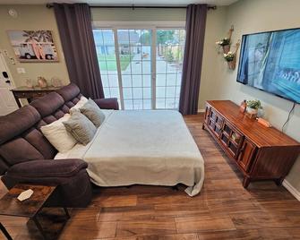 Spacious 2 story 1 bedroom home with pool - Bakersfield - Yatak Odası
