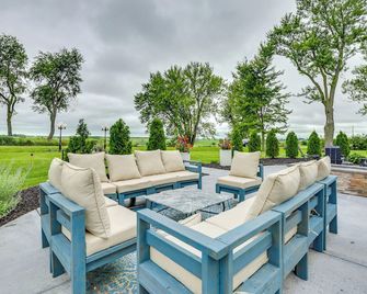 Fire Pits, Views & Yard: Luxe Mt Horeb Getaway! - Mount Horeb - Patio