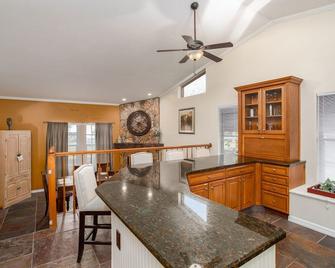 Italian Retreat, Secluded 1.5 acre Pool Home, up to 8 people max, 5 bedrooms - Westchase - Dining room