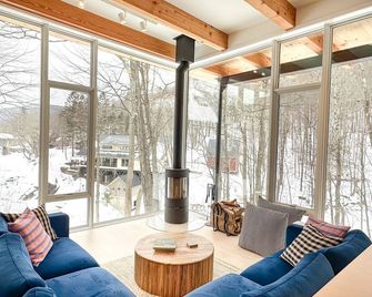 Stunning Modern Retreat Overlooking The Mad River - Warren - Living room