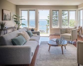 Cosy Oceanfront Cottage - Hot Tub and Sauna - Hunt's Point - Living room