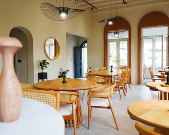 Mehmetbey Çaka - Perşembe - Restaurante