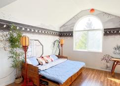 A comfortable and fun place, perfect location! - London - Bedroom