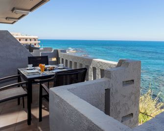 Arlen Beach Hotel - הרסוניסוס - מרפסת