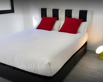 Ginosi Eccentric Apartel - Castelldefels - Slaapkamer