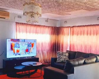 The Wild Thing Guesthouse - Serowe - Sala de estar