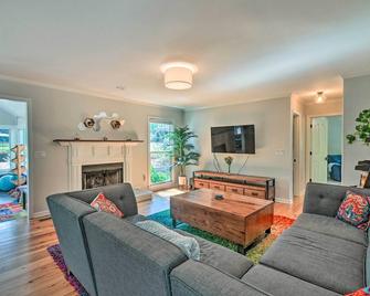 Peaceful Southern Pines Home with Pool and Yard! - Southern Pines - Living room