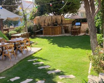 Bizim Ev Hotel - Alacati - Patio
