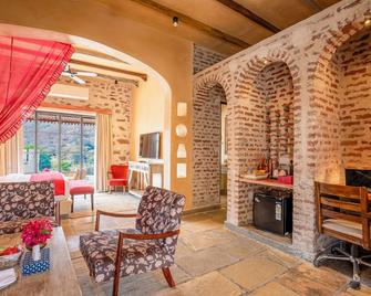 Maya Luxury The Quila Udaipur - Udaipur - Olohuone