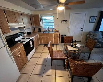 Beachy Coastal One Bedroom on Anna Maria Island - Holmes Beach - Kitchen