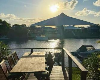 Pet Friendly - Plunge Pool Canal Sunset View - Private Jetty - Bongaree - Balcony