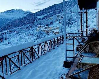 Mountain Rover Auli Resort - Joshīmath - Balcón