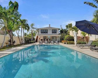 Modern 1BR Retreat w Pool & Bar at Lake Worth - Lake Worth - Pool