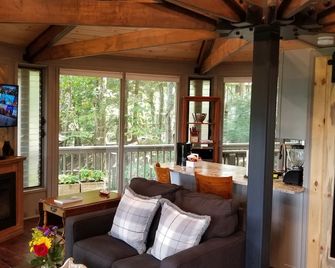 Couples Retreat With Hot Tub, Lake & Mountain Views In Big Canoe Luxury Resort - Jasper - Living room