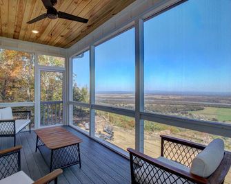 Brand new home on the North cliff edge of Petit Jean Mountain. 4-person hot tub! - Morrilton - Balcony