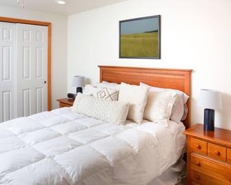 Spacious, Newly Updated Townhouse - Pinehill #12 - Lake Placid - Bedroom