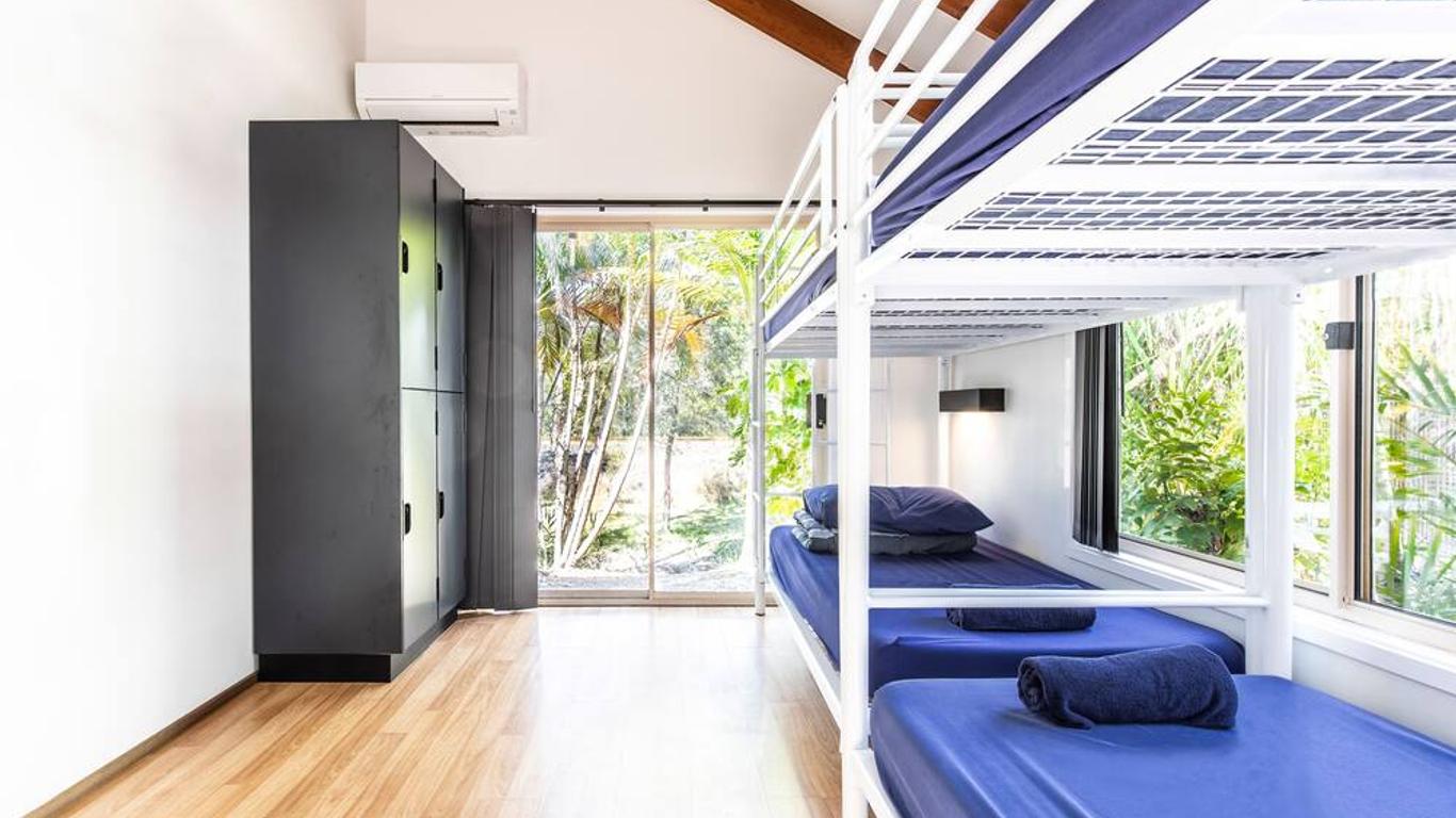 ويك اوب! بيرون باي - هوستل