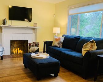 Charming Home .4 Miles From Iu, Walk Everywhere - Bloomington - Living room