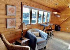 Private Waterfront Loft, Minutes to the Beach - Seaford - Salon