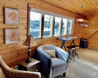 Private Waterfront Loft, Minutes to the Beach - Seaford - Olohuone