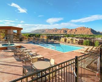 Unwind in Moab's Embrace – Comfortable Room with Kitchen and Pet-Friendly - Moab - Pool