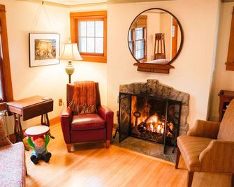 Luxurious Living 1 Block from Lake. - Madison - Living room