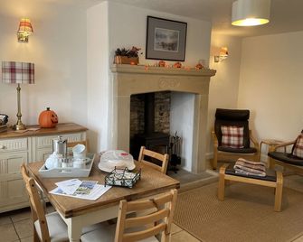 Characterful , pet friendly cottage ,sleeps 4 ,stunning views ,village location. - Hartington - Dining room