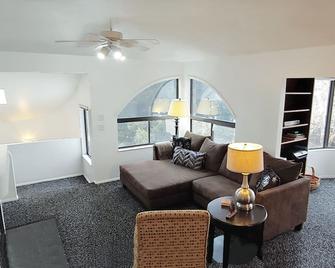 Sunny Quiet Mountain Views At Base Of Canyons By Ski Resorts, Park, Rec Center.Br - Holladay - Sala de estar
