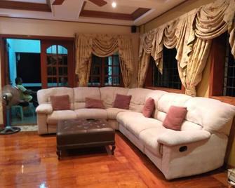 Makiling Heights Panoramicview Rest House - Los Baños - Living room