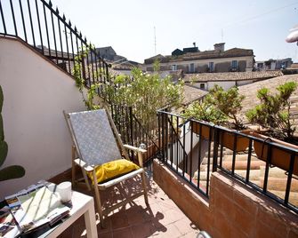 Bad - Bed & Breakfast and Design - קטאניה - מרפסת