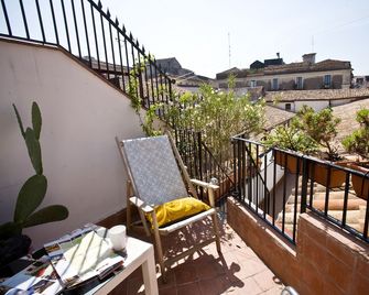 Bad - Bed & Breakfast and Design - קטאניה - מרפסת