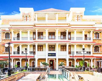 Fabhotel Rajwada Baner - Pune - Building
