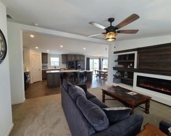 Be at Home at Lake Mac - Lewellen - Sala de estar