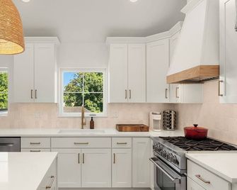 Fall City Guesthouse 2Br Modern Luxury in the Heart of Fall City - Fall City - Kitchen