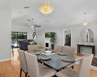 Pets OK! Welcome to tranquility! Heated Pool! 20 min from Three Sisters Springs. - Beverly Hills - Dining room
