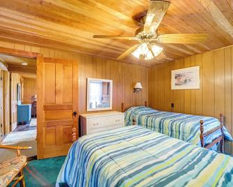 Waterfront Alanson Cottage with Dock and Lake Access! - Alanson - Habitación