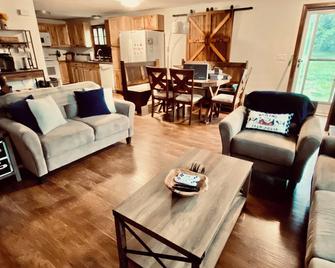 Escape to a Country Farmhouse - Stockton - Sala de estar